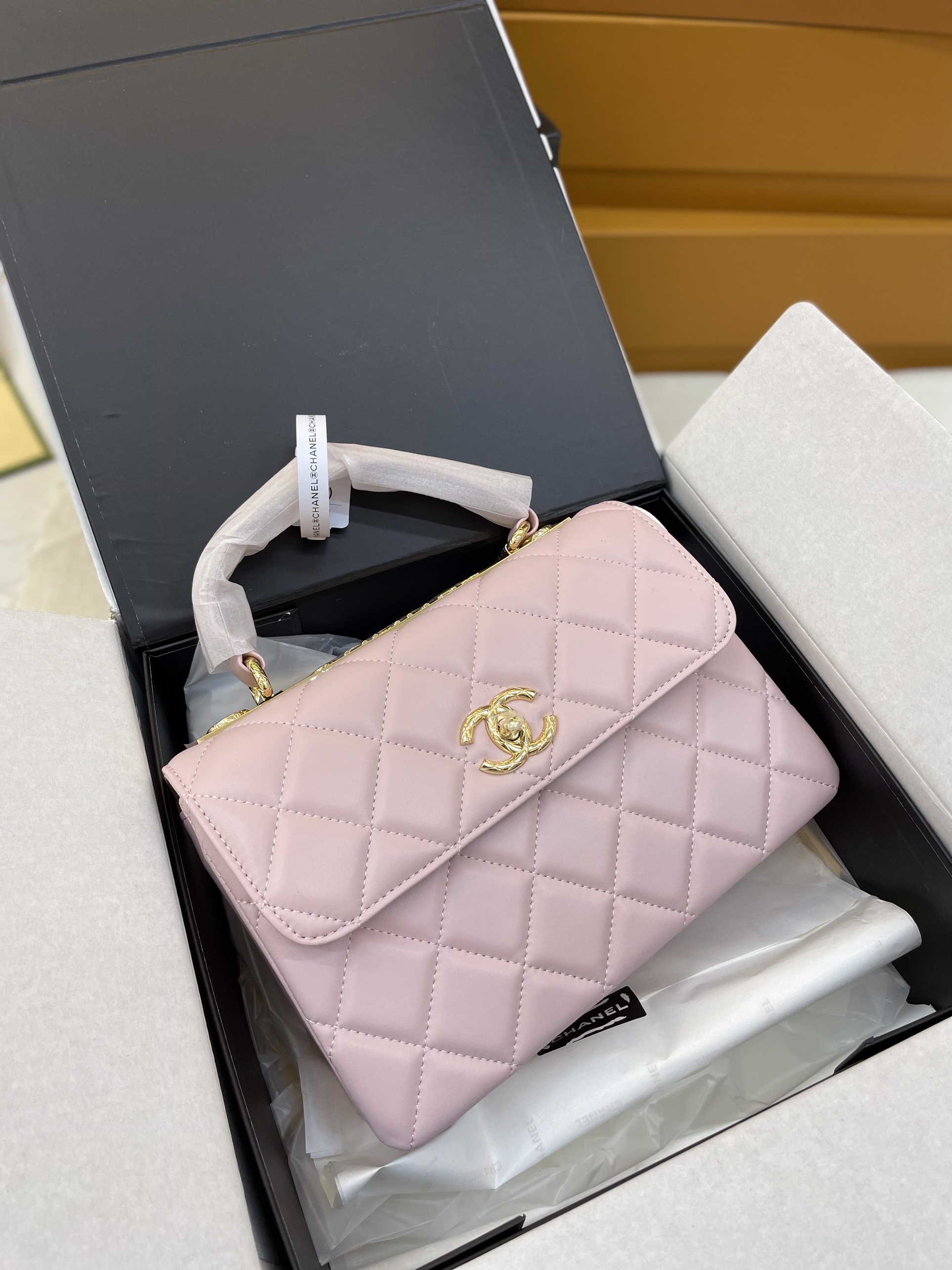 Túi Xách Chanel Trendy Super Logo Plate Màu Trắng Size 26cm